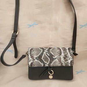 GUSSACI Collection Vegan Leather Shoulder bag New with Tags Piton/Black
